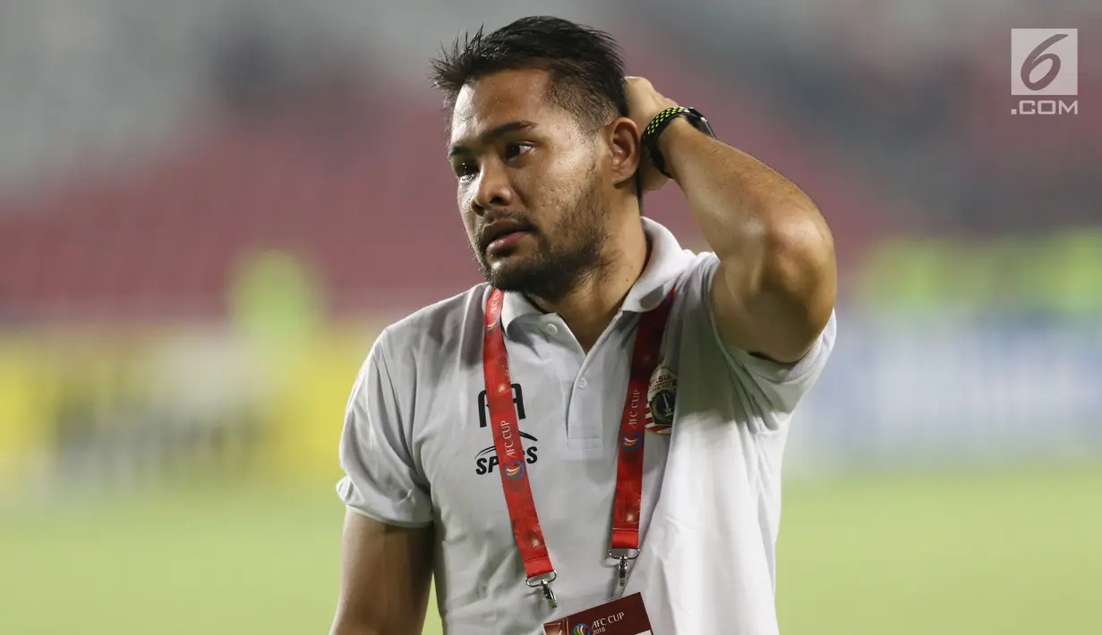 Penjaga gawang Persija, Andritany meluapkan kekecewaan usai dikalahkan Home United pada laga kedua Semifinal Zona Asia Tenggara Piala AFC 2018 di Stadion GBK, Jakarta, Selasa (15/5). Persija kalah 1-3. (Liputan6.com/Helmi Fithriansyah)