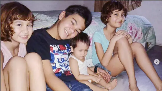 6 Potret Lawas Zoe dan Laura Jackson Bareng Kakak, Kompak Sedari Dulu