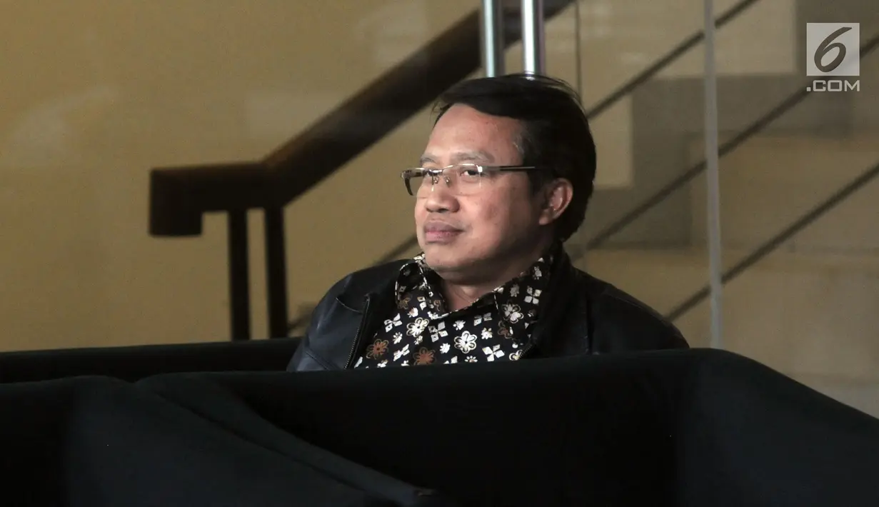 Direktur Utama PT Pembangkitan Jawa Bali (PJB) Iwan Agung Firstantara menunggu di lobi gedung KPK, Jakarta, Kamis (25/4). Iwan Agung Firstantara diperiksa sebagai saksi untuk tersangka Direktur Utama PLN nonaktif Sofyan Basir terkait kasus dugaan suap proyek PLTU Riau-1. (merdeka.com/Dwi Narwoko)