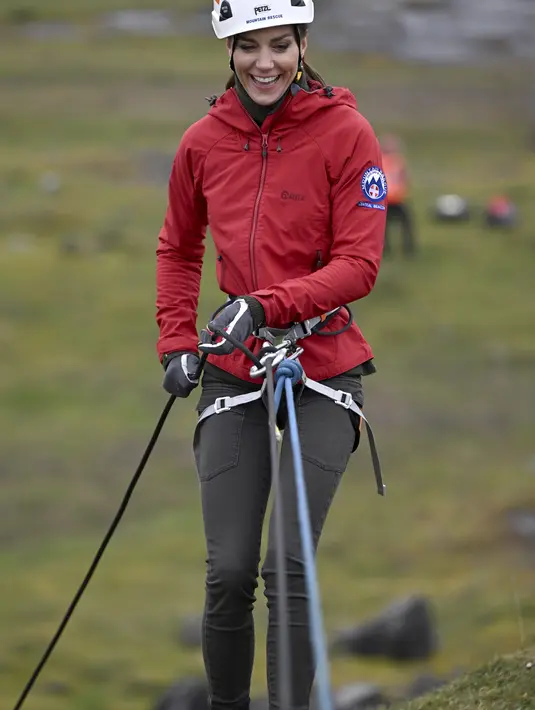 Ibu tiga anak ini memilih tampil sporty dengan mengenakan Jaket Wanita The Mountain Equipment Kongur MRT seharga £600, celana panjang abu-abu, topi yang serasi, dan sepatu hiking. (Matthew Horwood/Pool Photo via AP)