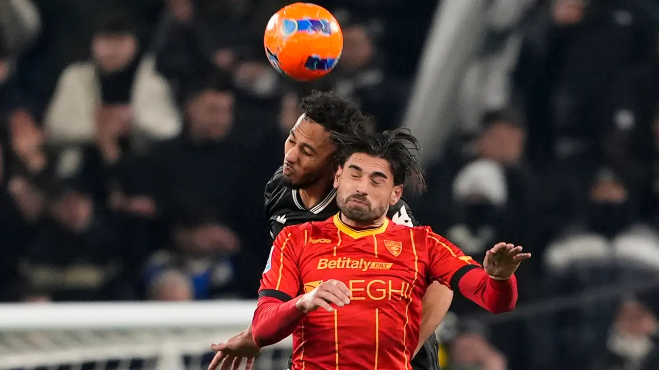 Pemain Juventus, Lloyd Kelly (kiri), berduel dengan pemain Lecce, Jamil Siebert