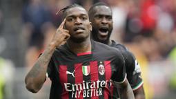 Selebrasi striker AC Milan, Rafael Leao setelah mencetak gol ke gawang Lecce pada laga Liga Italia 2022/2023 di San Siro Stadium, Milan (23/4/2023). Rafael Leao hingga kini telah mencetak 12 gol dan 8 assist dari 31 laga. (AP Photo/Luca Bruno)