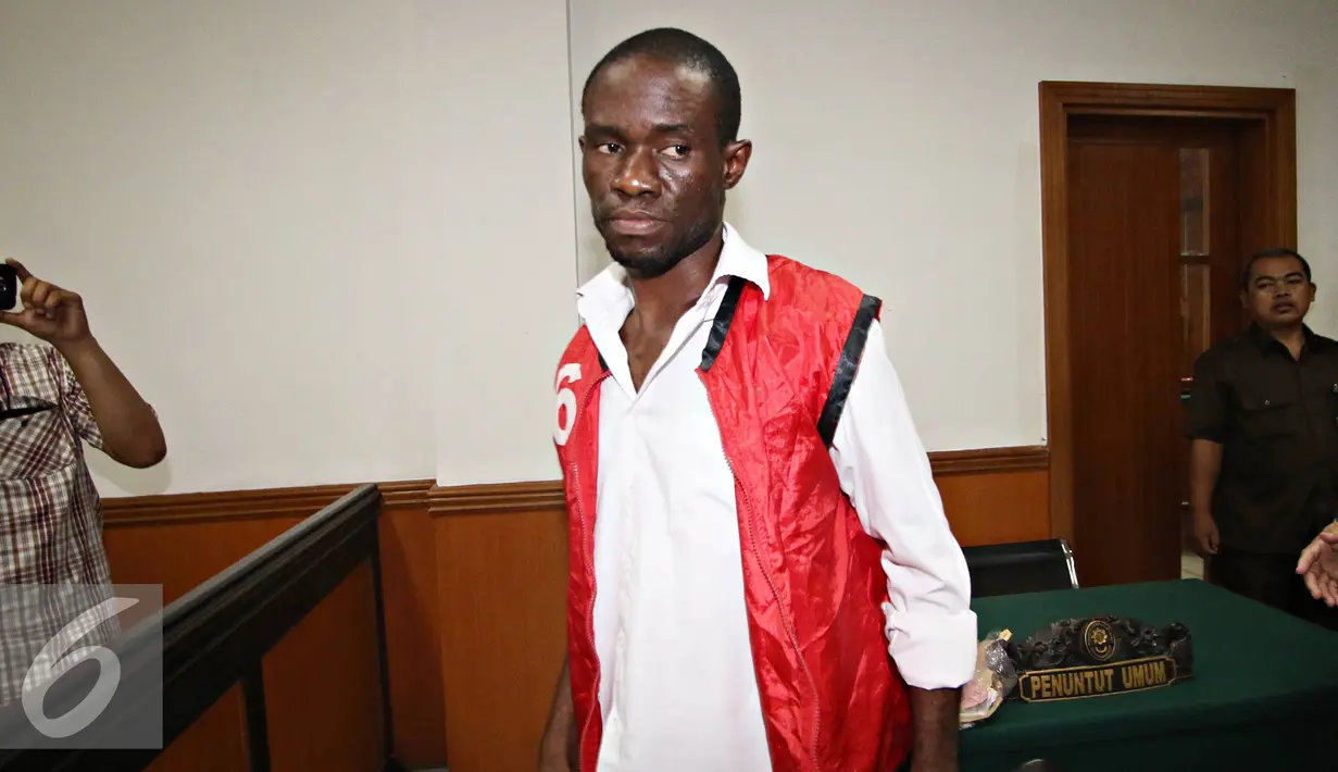 Terdakwa Arinze Petrus Eneh usai menjalani sidang vonis di PN Jakarta Barat, Rabu (11/5).Sidang dengan tuntutan hukuman mati tersebut ditunda hingga minggu depan akibat hakim ketua yang memimpin sidang berhalangan hadir. (Liputan6.com/Immanuel Antonius)