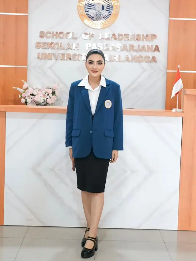 6 Gaya Outfit Ashanty saat Sidang Disertasi S3 di UNAIR, Formal nan Elegan
