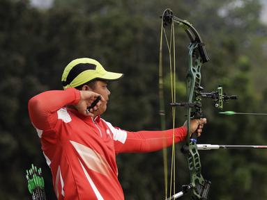 Pepanah compound beregu putra DKI Jakarta melepaskan busur panah saat Kejuaraan Nasional Panahan Prakualifikasi PON XX/2020 di Lapangan Panahan, Senayan, Jakarta, Selasa (24/9). Sebanyak 516 pepanah dari 30 provinsi bersaing untuk bisa lolos ke PON 2020 Papua. (Bola.com/Yoppy Renato)