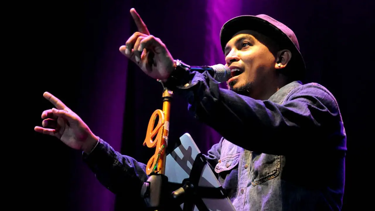 [Fimela] Potret Glenn Fredly saat beraksi di panggung