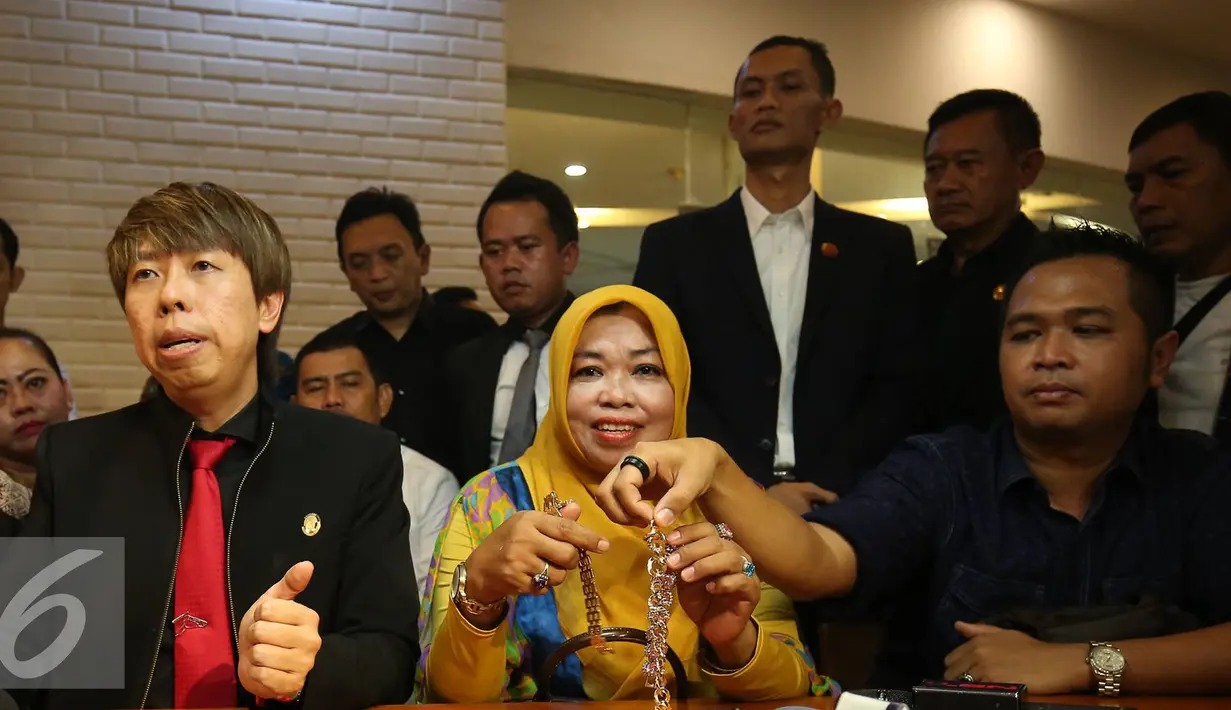 Kuasa hukum dan Pengikut Dimas Kanjeng Taat Pribadi menyatakan bahwa tuduhan Dimas Kanjeng melakukan penipuan tidak benar serta percaya gurunya tersebut bisa menggandakan uang, Jakarta, Jumat (21/10). (Liputan6.com/Immanuel Antonius)