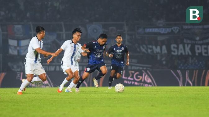 Pemain anyar Arema, Evan Dimas dikawal dua pemain muda PSIS saat ujicoba di Stadion Kanjuruhan. (Iwan Setiawan/Bola.com)