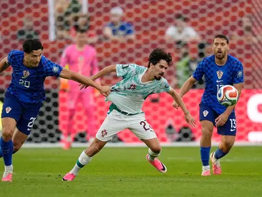 Pemain Kroasia Igor Matanovic menarik jersey pemain Portugal  Vitinha selama pertandingan sepak bola babak 32 Piala Dunia antara Portugal dan Kroasia di Toronto, Kamis, (02/07/2026). (AP Photo/ Mike Stewart)