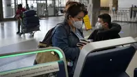 Esmeralda Elizalde melakukan check in penerbangan ke Meksiko di Bandara Internasional Los Angeles di Los Angeles, California, 23 November 2020. Menjelang Thanksgiving, Pusat Pengendalian Penyakit mengimbau agar orang Amerika tak bepergian di tengah lonjakan Covid-19 di AS. (AP Photo/Jae C. Hong)