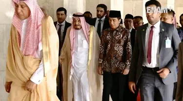 Raja Salman bin Abdulaziz al Saud tiba di Masjid Istiqlal, Jakarta Pusat. Raja Salman disambut langsung Imam Besar Masjid Istiqlal Nasaruddin Umar. Lantunan tasbih, tahmid, tahlil, dan takbir pun menggema di Masjid Istiqlal.