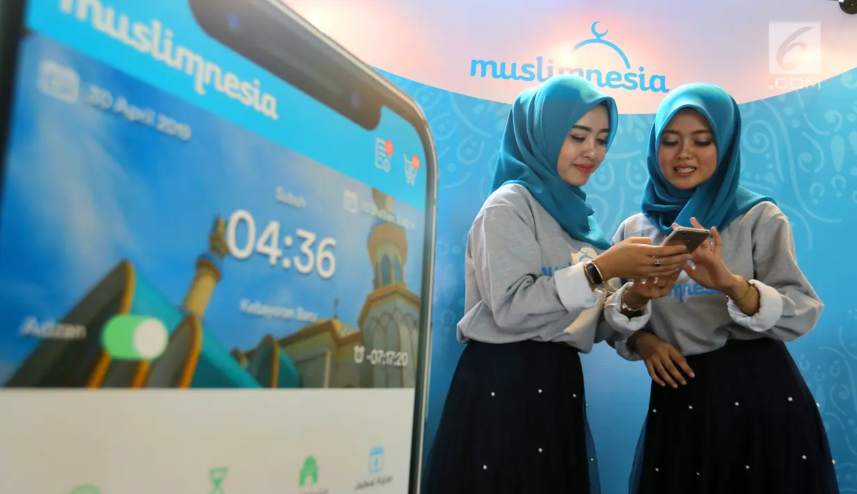 Model mencoba aplikasi Muslimnesia saat peluncuran di Jakarta, Jumat (3/5/2019). Muslimnesia menjadi aplikasi pendukung gaya hidup Islami sehari-hari guna memenuhi kebutuhan muslim muda Indonesia untuk mempelajari dan menerapkan kaidah Islam. (Liputan6.com/Fery Pradolo)