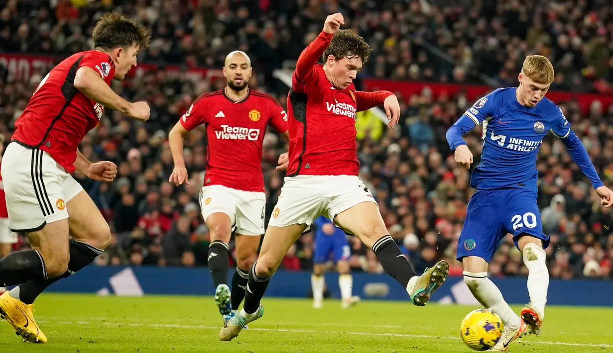 MU akhirnya bisa kembali memimpin pada menit ke-69. Garnacho meneror pertahanan Chelsea dan diakhiri dengan umpan yang mampu diselesaikan McTominay guna mencetak gol keduanya. (AP Photo/Dave Thompson)