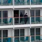 Aktivitas penumpang kapal pesiar World Dream yang berlabuh di Kai Tak Cruise Terminal, Hong Kong, Rabu (5/2/2020). Hong Kong mengarantina lebih dari 1.800 orang di atas kapal pesiar yang berpaling dari pelabuhan Taiwan tersebut terkait wabah virus corona. (AP Photo/ Vincent Yu)