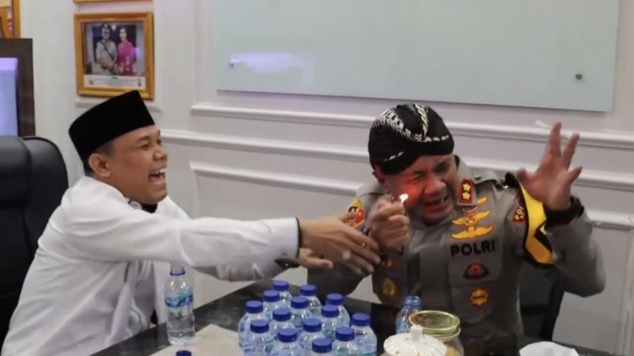Sama-sama Kocak, Momen Salaman Kapolres Serang dengan Komedian Akri Patrio Bikin Ngakak