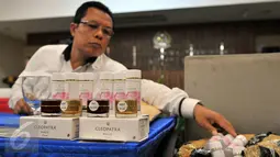 Petugas imigrasi beserta Kepolisian Polres Jaksel menunjukan barang bukti dokumen palsu dan kosmetik yang diduga ilegal saat rilis penangkapan WN Asing di Kantor Imigrasi, Jakarta, Kamis (21/1/2016). (Liputan6.com/Yoppy Renato)