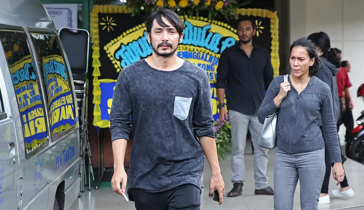 Tidak hanya mereka, namun terlihat juga keluarga dan para sahabat yang berada di rumah duka dan mengantarkannya ke krematorium. Termasuk Ario Bayu, sahabat Abimana yang datang untuk menyemangati sahabatnya itu. (Bambang E. Ros/Bintang.com)