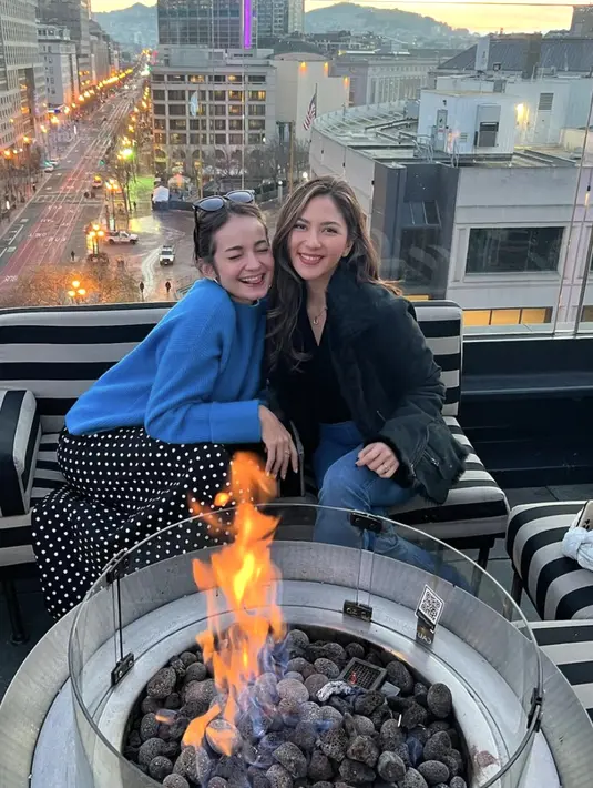 Tampil memikat di sejumlah kesempatan, Enzy Storia dan Jessica Mila tampil memikat di segala kesempatan. Kali ini, ia terlihat kompak dalam ragam gaya memikat. [Foto: Instagram/ Enzy Storia]