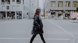 Wanita kelahiran Jakarta ini tampaknya memang menyukai warna hitam. Berjalan di sebuah jalanan di Melbourne, ia tampil dengan busana hitam dengan jaket berbahan kulit dan sepatu boots. Rambutnya yang dibiarkan terurai membuatnya tetap cantik. (Liputan6.com/IG/@raisa6690)