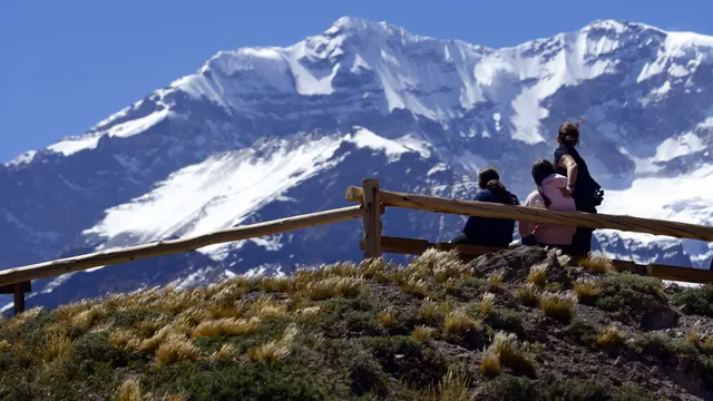 Wisatawan mengamati gunung Aconcagua (latar belakang) di Argentina pada tanggal 2 Februari 2013.
