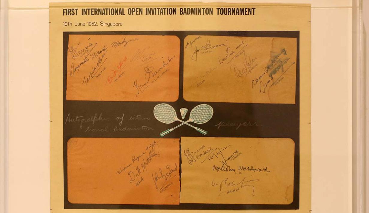 Memorabilia dari turnamen bulutangkis internasional di Singapura tahun 1952 juga tersaji di Museum Olah Raga Singapura. (Bola.com/Arief Bagus)