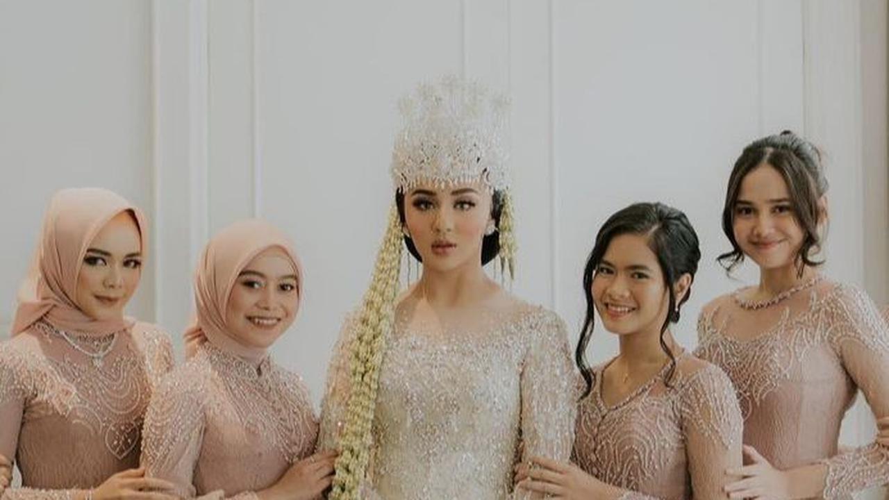 Kebaya Bridesmaid Warna Peach Digunakan pada Pernikahan Margin Wieheerm <br>