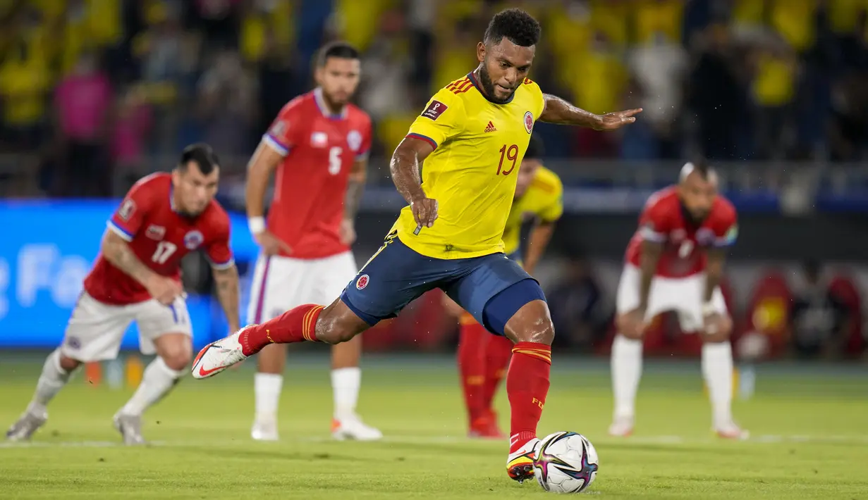 Penyerang Kolombia Miguel Borja mencetak gol dari titik penalti ke gawang Chile pada lanjutan Kualifikasi Piala Dunia 2022 zona Amerika Selatan di Estadio Metropolitano Roberto Meléndez, Jumat (10/9/2021) pagi WIB. Dua gol Miguel Borja memastikan Kolombia menang 3-1 atas Chile. (AP/Fernando Vergara)