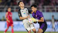 Kiper Persis Solo, Muhammad Riyandi berhasil menangkap bola dari ancaman pemain Persija Jakarta, Witan Sulaeman pada laga perebutan peringkat ketiga Piala Presiden 2024 di Stadion Manahan, Solo, Sabtu (3/8/2024). (Bola.com/Bagaskara Lazuardi)