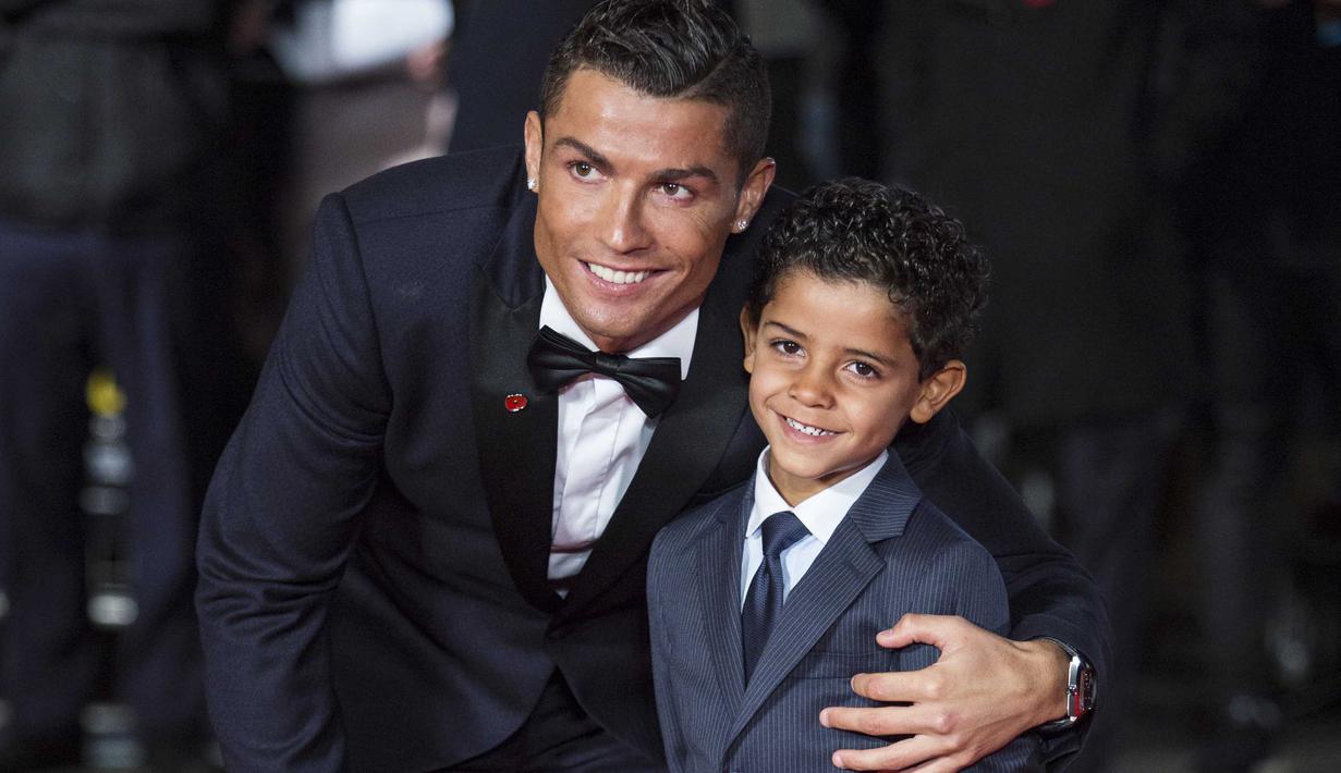  Cristiano Ronaldo memiliki Kekayaan sekitar  € 148 juta euro dan dibayar € 17 juta/tahun oleh Real Madrid, dan juga memiliki properti  seluas 8600 persegi di Madrid, mobil  Bentley Continental GTC, Ferrari 599 GTB Fiorano. (AFP/ Jack Taylor)