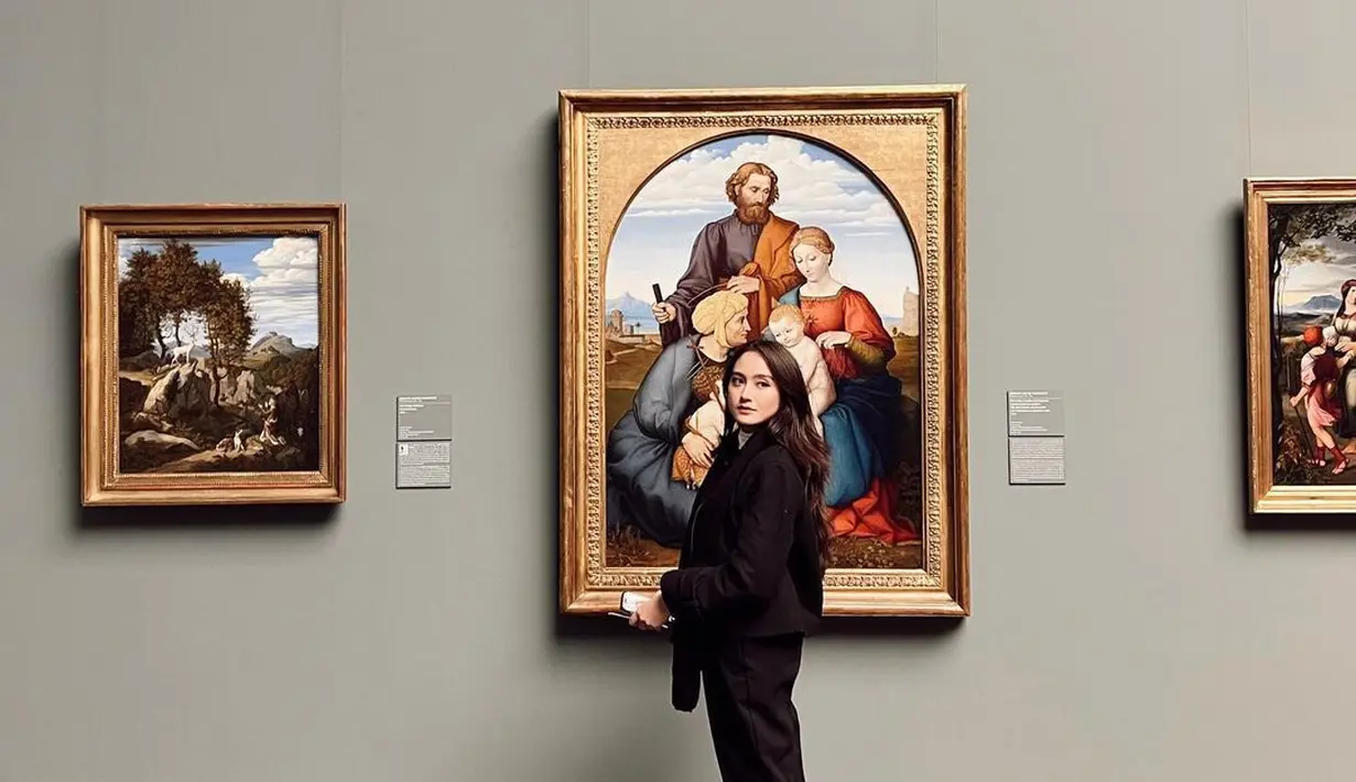 Ide gaya museum date dari Salshabilla Adriani. Ia tampil simpel dan chic mengenakan turtleneck abu-abu, ditumpuknya dengan jaket, dipadu celana panjang hitam, serta sneakers putih. [Foto: Instagram/salshabillaadr]