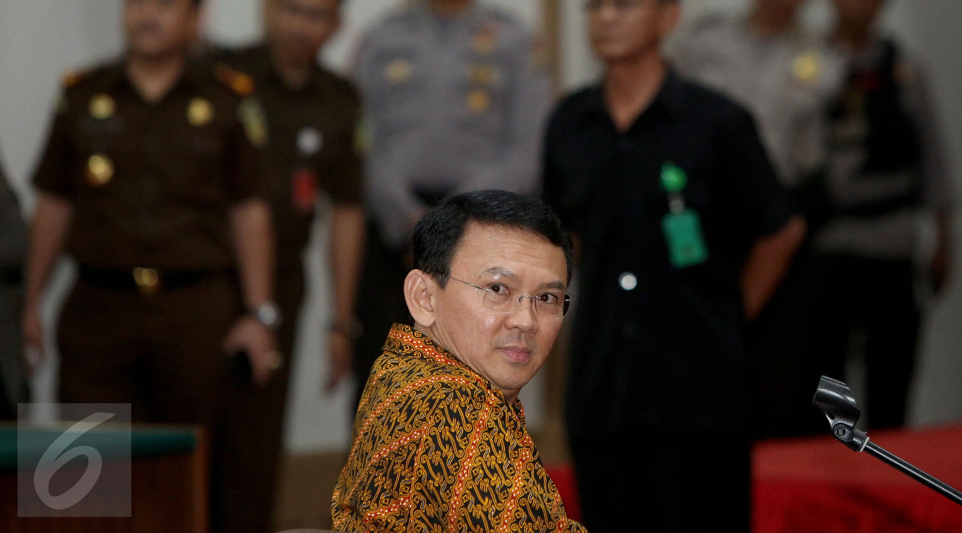 Gubernur DKI Jakarta, Basuki Tjahaja Purnama (Ahok) saat menjalani sidang kasus dugaan penistaan agama di Gedung Kementerian Pertanian, Jakarta, Selasa (25/4). (Liputan6.com/Miftahul Hayat/Pool)