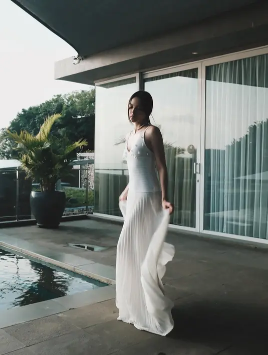 Dipercantik dengan mutiara, rok sifon lipit yang mengalir ciptakan kesan elegan namun nyaman [@alyssadaaguise]