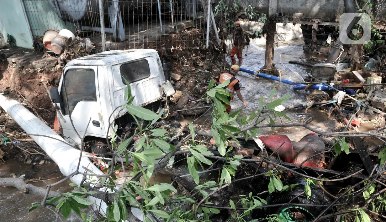 Sebuah mobil ringsek akibat terbawa arus banjir rob di Kompleks Perumahan Pantai Mutiara, Pluit, Jakarta, Minggu (7/6/2020). (merdeka.com/Iqbal S. Nugroho)