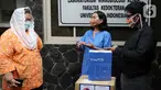 Head of Group Strategic Marcomm PT Bank DBS Indonesia, Mona Monika (tengah) berbincang dengan Ketua UKK LMK Fakultas Kedokteran UI Pratiwi Sudarmono (kiri) dan Ketua Pelaksana Covid-19 Yayasan Satriabudi Dharma Setia, dr. Vincentius Simeon Weo Budhyanto di Fakultas Kedokteran UI. (Liputan6.com)
