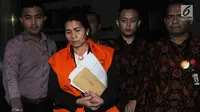 Hakim Adhoc Tipokor PN Medan, Merry Purba mengenakan rompi tahanan dikawal petugas usai menjalani pemeriksaan 1 x 24 jam pasca terjaring oprasi tangkap tangan (OTT) di gedung KPK, Jakarta, Rabu (29/8). (merdeka.com/Dwi Narwoko)