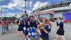 Suporter Skotlandia atau Tartan Army bernyanyi dan meneriakkan yel-yel di area fanzone Gillette Stadium, Foxborough, Amerika Serikat, Jumat (19/6/2026), menjelang laga melawan Maroko pada Piala Dunia 2026. Mereka mengenakan kilt tradisional, membawa bendera Saltire, serta berbagai atribut khas Skotlandia. (KLY Sports/Hery Kurniawan)