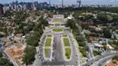 Pengemudi berbaris di tempat parkir stadion sepak bola Pacaembu untuk mendapatkan suntikan drive-thru dari vaksin COVID-19 Sinovac selama program vaksinasi prioritas untuk lansia di Sao Paulo, Brasil, Rabu (3/3/2021). (AP Photo/Andre Penner)