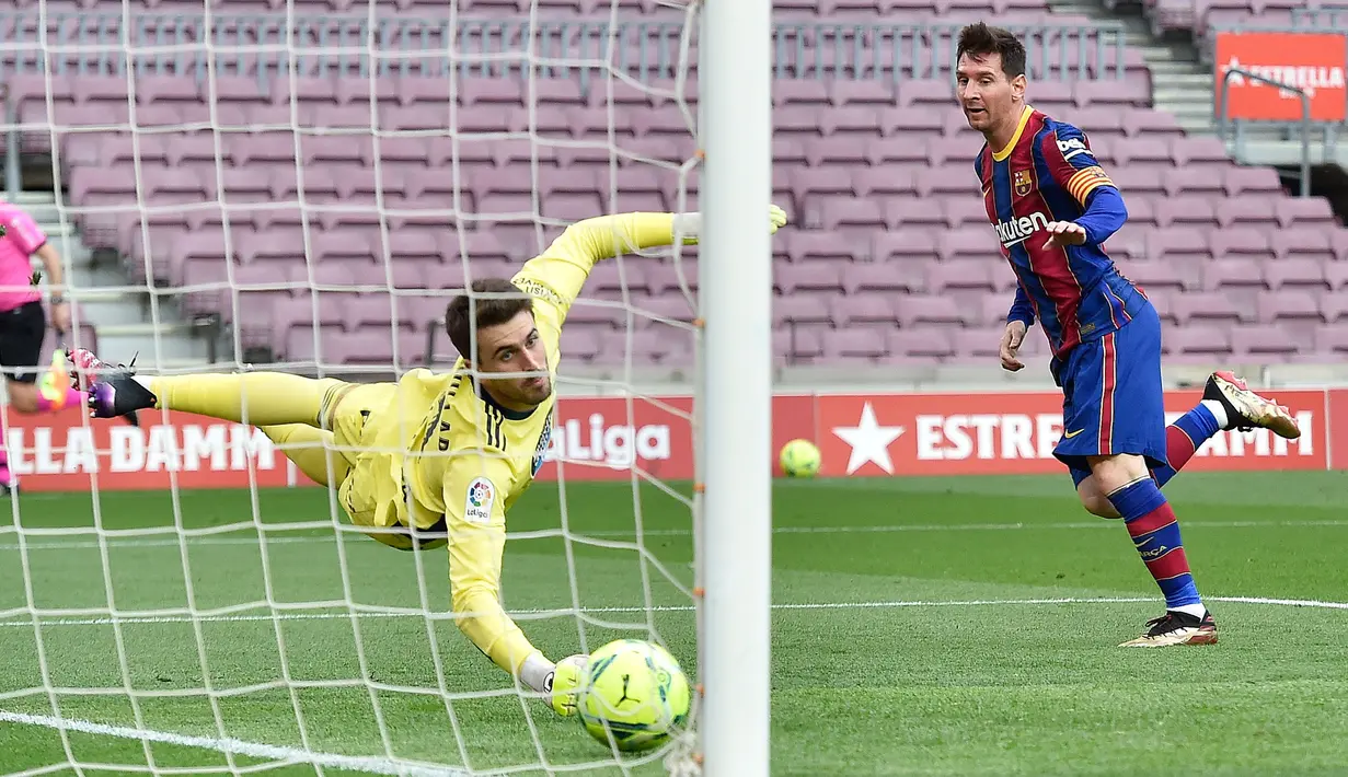 Sebelum pindah ke PSG pada tahun 2021, Lionel Messi menghabiskan sepanjang kariernya di Liga Spanyol. Ia berhasil meninggalkan jejak sebagai pencetak gol terbanyak dalam satu liga mengungguli Pele. Messi berhasil menorehkan 474 gol di Liga Spanyol. (AFP/Pau Barrena)
