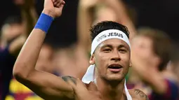 Neymar mengenakan ikat kepala saat merayakan kemenangan Barcelona atas Juventus di Final Liga Champions, Olympic Stadium, Berlin, Minggu (7/6/2015). Barcelona mengalahkan Juventus dengan skor 3-1. (AFP Photo/Patrik Stollarz)