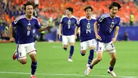 Keito Nakamura #13 dari Timnas Jepang merayakan bersama rekan satu timnya setelah mencetak gol pertama tim pada pertandingan Grup F Piala Dunia 2026 antara Belanda dan Jepang di Stadion Dallas pada 15 Juni 2026 di Arlington, Texas. (Charlotte Wilson/Getty Images melalui AFP)