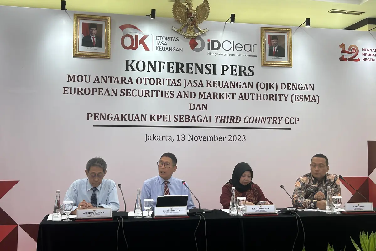 Konferensi pers MoU antara OJK dan European Securities and Market Authority (ESMA) dan KPEI sebagai third country CCP, Senin (13/11/2023). (Foto: Liputan6.com/Elga N)