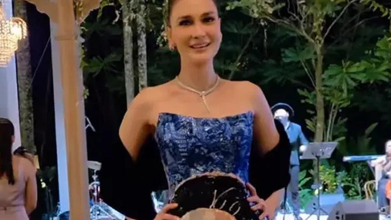 Luna Maya Tampil Memukau di Resepsi Pernikahan Kedua, Tampil Anggun dengan Gaun Lukisan Sang Ayah Uut Bambang Sugeng