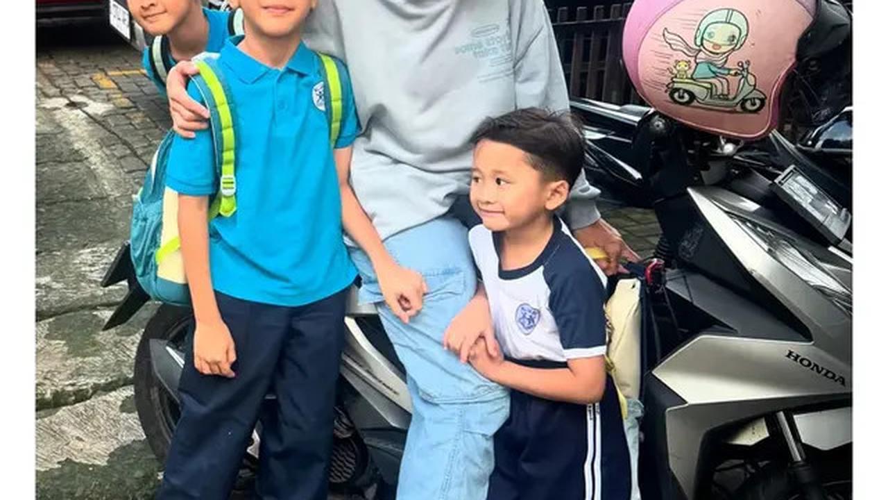 7 Potret Artis Antar Anak di Hari Pertama Sekolah, Bangga Penuh Keceriaan