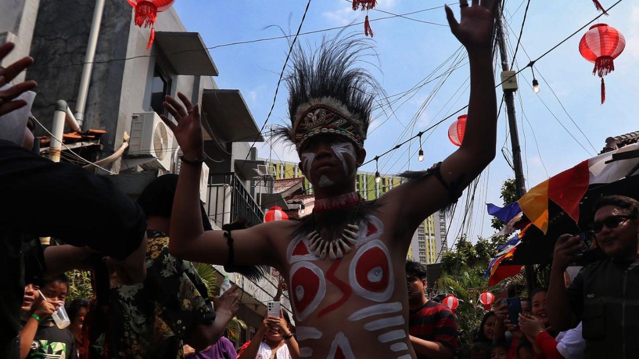 Warga mengikuti kegiatan lomba dalam rangka memeriahkan HUT ke-78 Kemerdekaan RI di kawasan permukiman padat penduduk di Menteng, Jakarta, Kamis (17/8/2023).