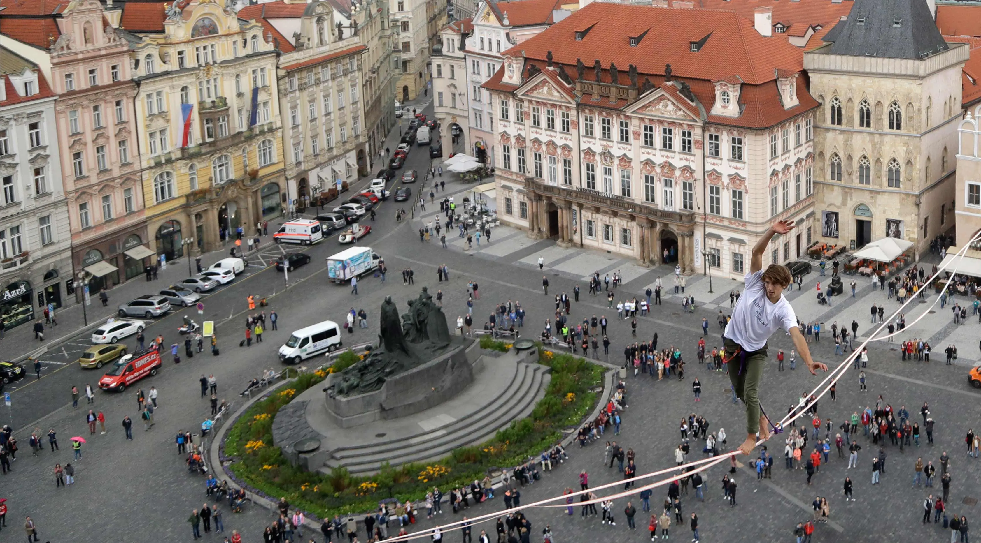 Atlet menyeimbangkan tubuhnya saat berjalan di atas tali yang membentang di Old Town Square, Praha, Republik Ceko, (25/9). Pertunjukan tersebut merupakan bagian kampanye dukungan orang-orang yang hidup dengan diabetes. (AP Photo/Petr David Josek)