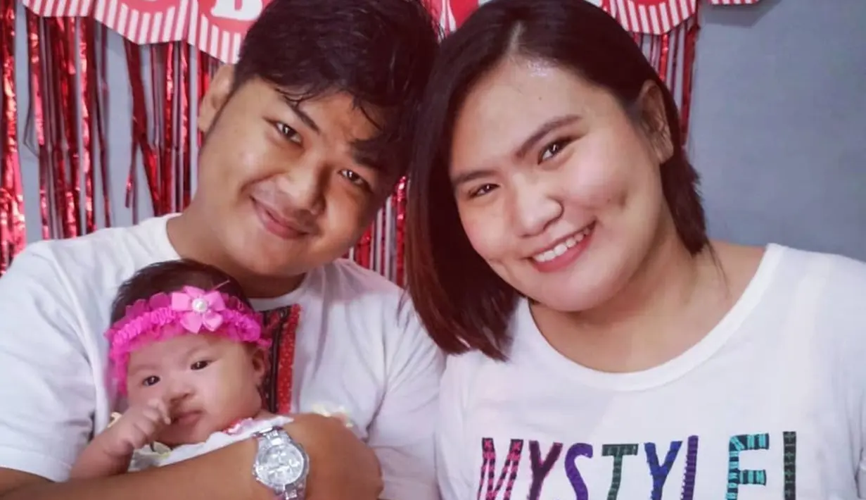 Riko Idola Cilik 1 diketahui sudah menikah dengan wanita cantik bernama Natalia dan telah dikaruniai seorang putri. Meski kehidupannya jarang tersorot, penyanyi dengan nama lengkap Riko Anggara ini kerap bagikan potret diri, keluarga, dan aktivitasnya di media sosial. Parasnya sudah banyak berubah, netizen sering tidak sadar jika Riko adalah jebolan Idola Cilik 1. (Liputan6.com/IG/@ilhamvinostanuragaa_)