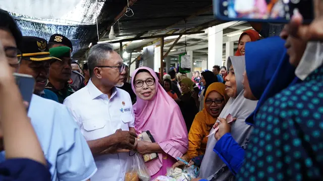 Menteri Perdagangan (Mendag) Zulkifli Hasan atau Zulhas meninjau harga sejumlah barang kebutuhan pokok (bapok) di Pasar Seketeng, Sumbawa Nusa Tenggara Barat (NTB), Jumat (7/7) (Istimewa)