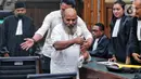 Hakim menyatakan sidang perkara dugaan suap dan gratifikasi Rp46,8 miliar itu akan dilanjutkan dengan tetap memperhatikan kondisi kesehatan terdakwa. (Liputan6.com/Angga Yuniar)