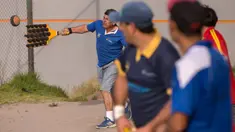 Seorang pria memukul bola saat bermain "pelota nacional" atau bola nasional di Quito, Ekuador (24/7). Permainan yang juga menjadi olahraga Ekuador ini sering disebut juga tenis raksasa. (AFP Photo/Juan Cevallos)