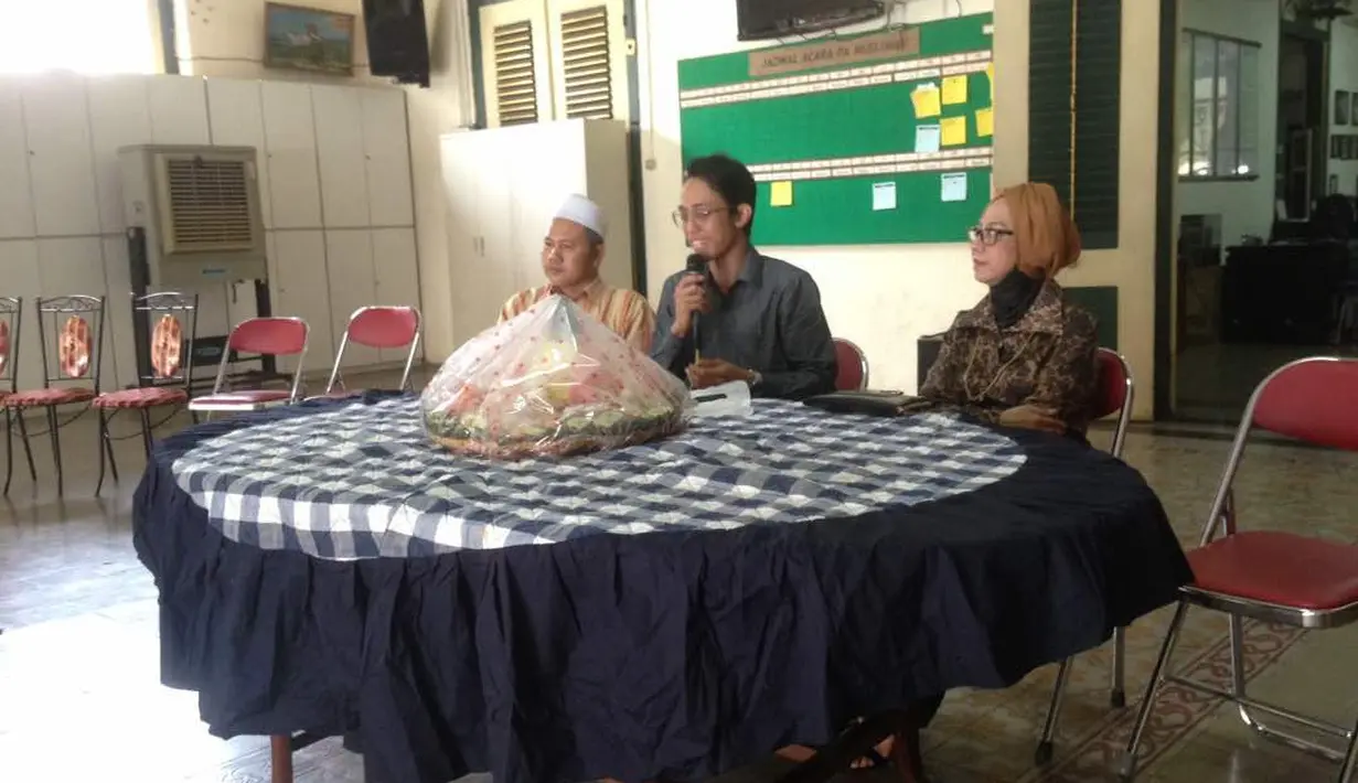 Dalam acara itu diawali dengan tahlil singkat, doa bersama, potong tumpeng, bagi-bagi bingkisan, ngobrol santai hingga Kiswinar menghibur dengan aksinya bermain sulap. (dok. Istimewa)